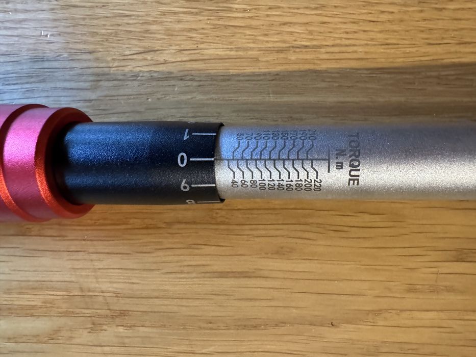 Динамометричен ключ 1/2" 40-220 Nm