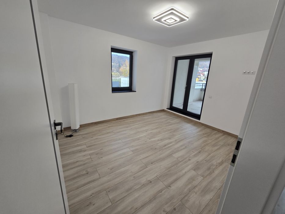 De închiriat – Apartament modern cu 3 camere | Terasă 10 mp | Garaj su
