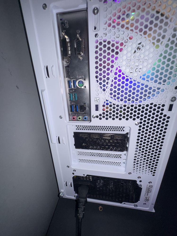 Геймърски компютър (Ryzen 5 5600, 1660 super, 32GB ram, 2TB)