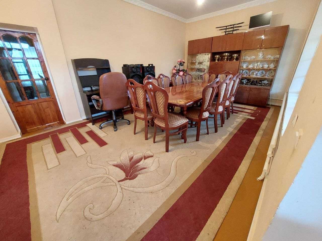 Hovli uy sotiladi