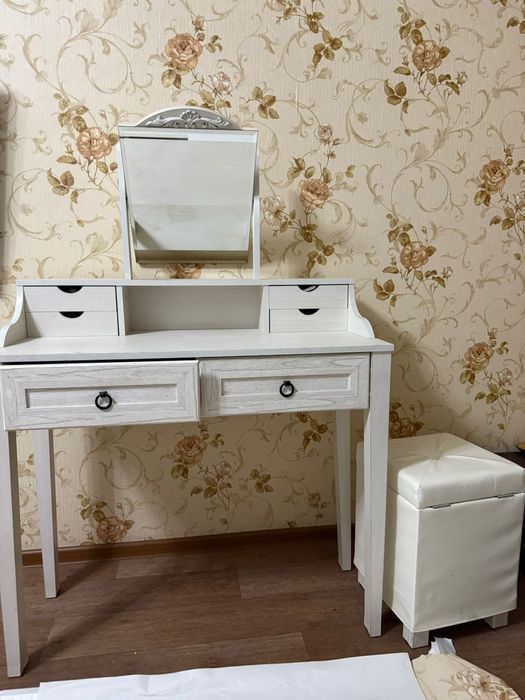 Продам туалетный столик с зеркалом и пуфом