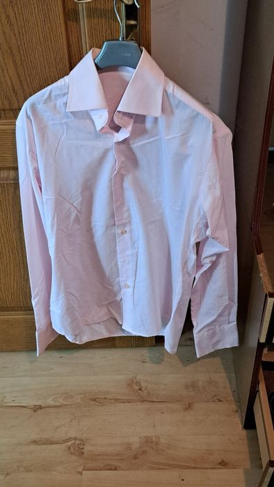 Продавам Официални Мъжки ризи

1. риза л цена 20лв
2.риза цена 40лв 2х