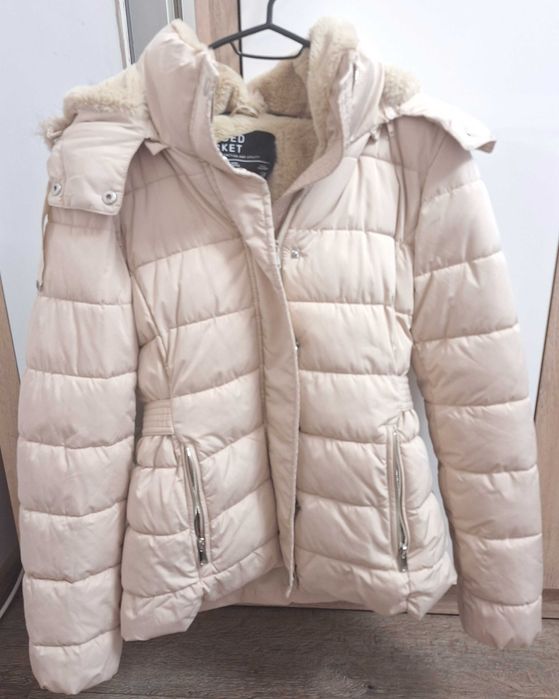 Дамско яке Stradivarius M размер 28 бежаво,като ново!!!