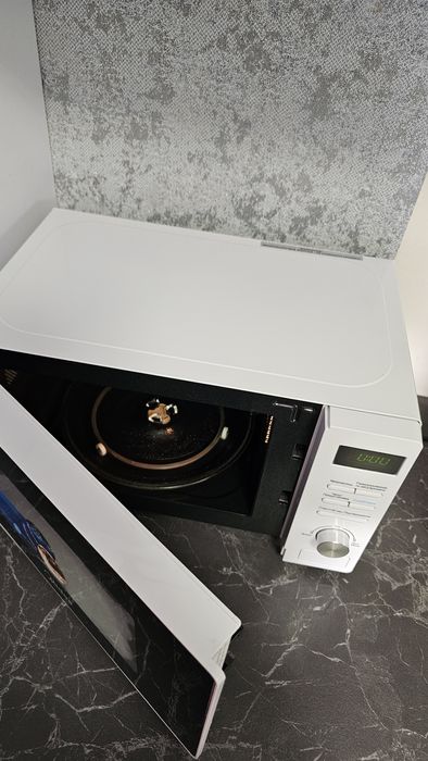 Микроволновка Midea в идеальном состоянии