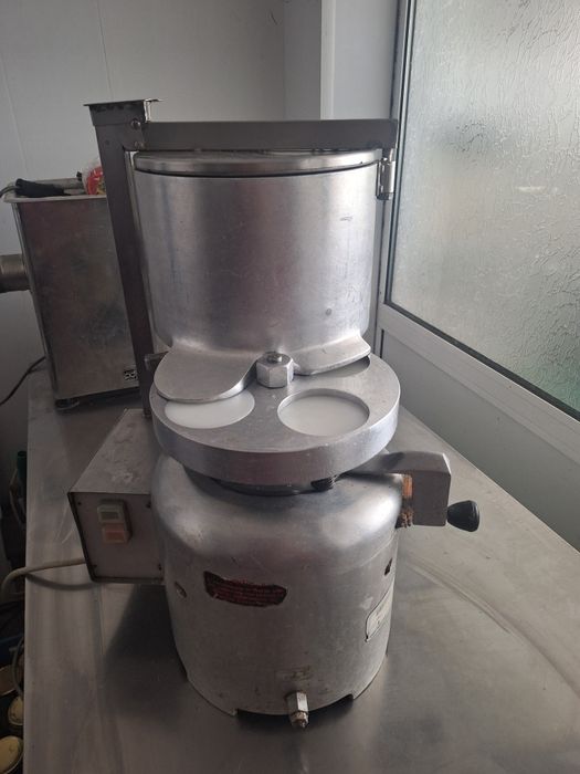 Формовачна машина за кюфтета и бургери