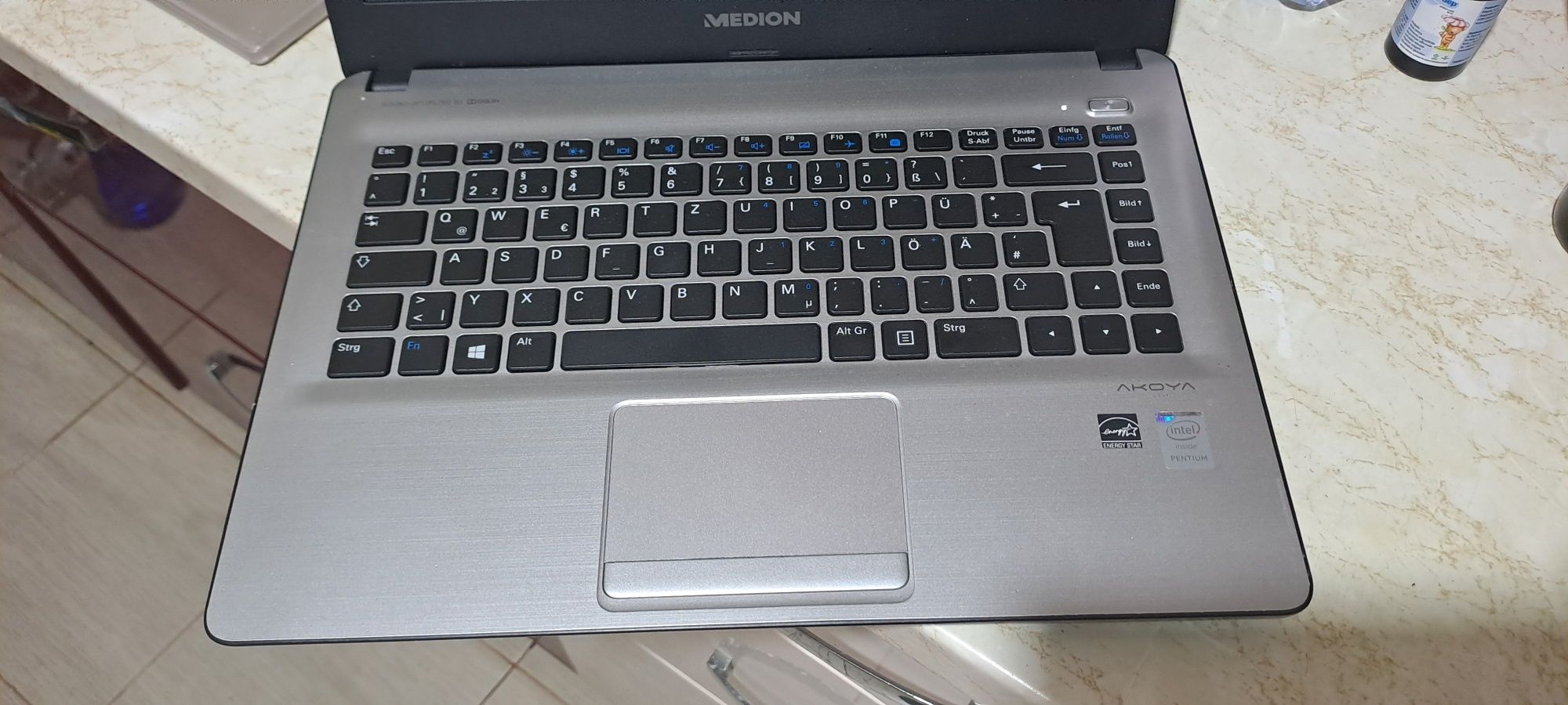 Laptop : 14 inch / quad core / 4 gb ram / 500 gb hard