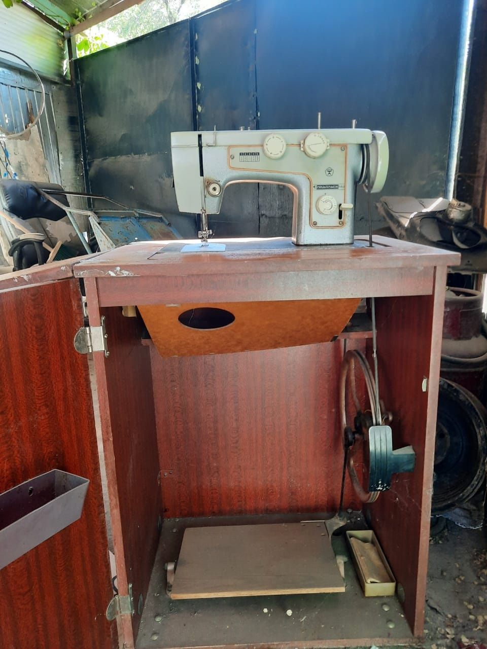 Продам советскую швейную машинку
