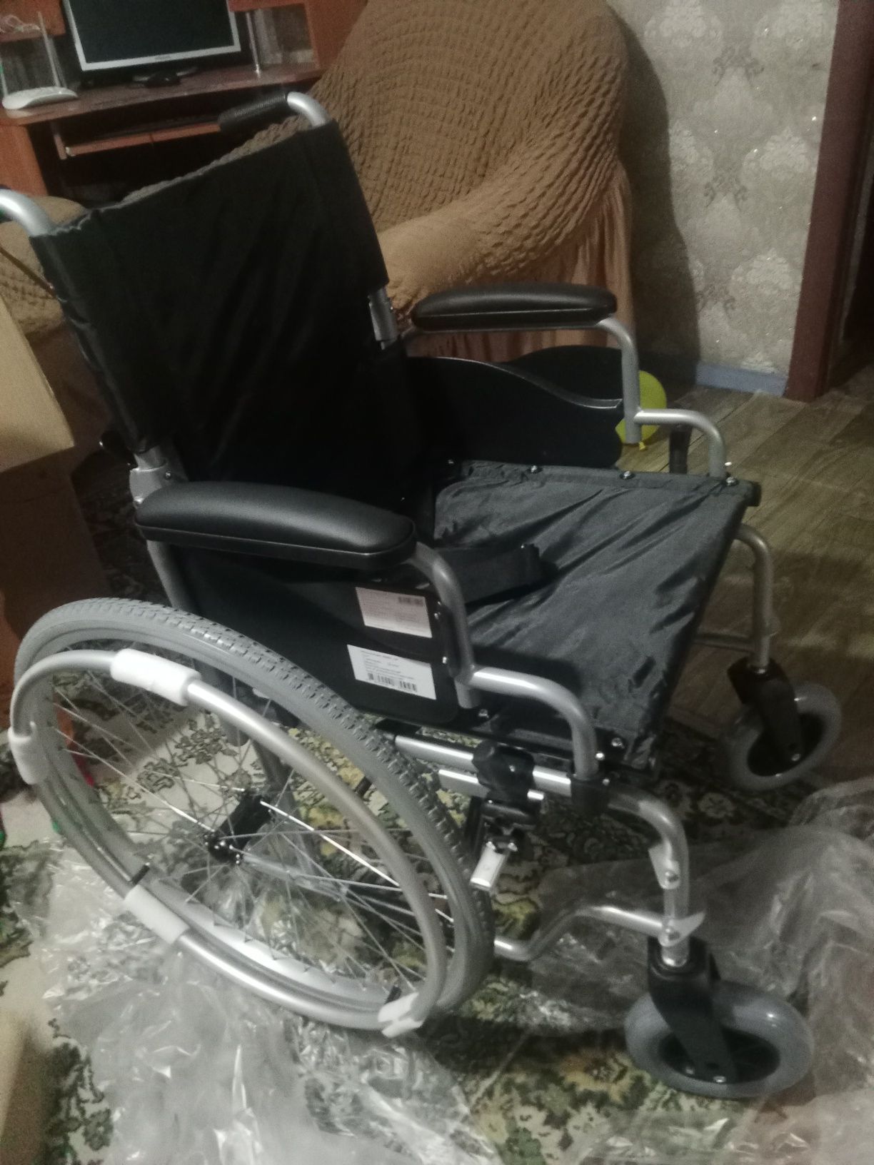 Продам инвалидную коляску уличный нови