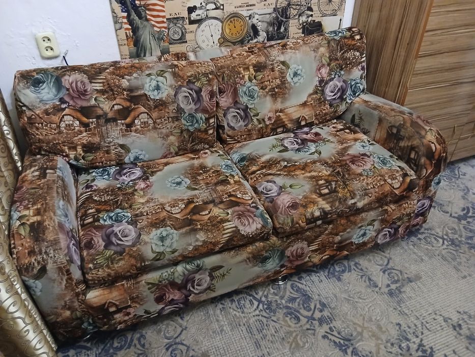 Продается диван 2-х местный