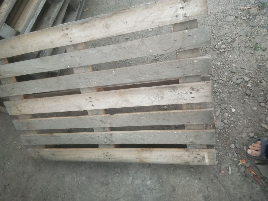 Vând paleți 120x80 cm