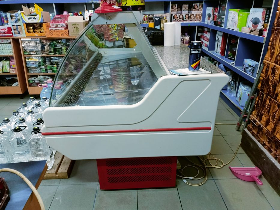 Vitrina mezeluri 2 metri