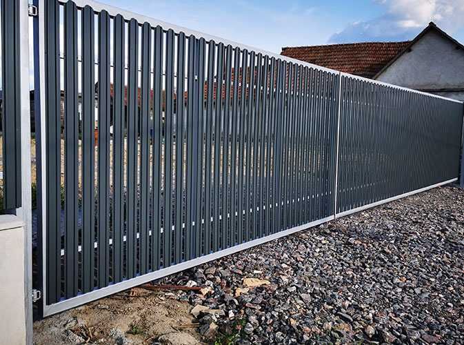 Garduri din sipca metalica si porti de diferite modele si dimensiuni