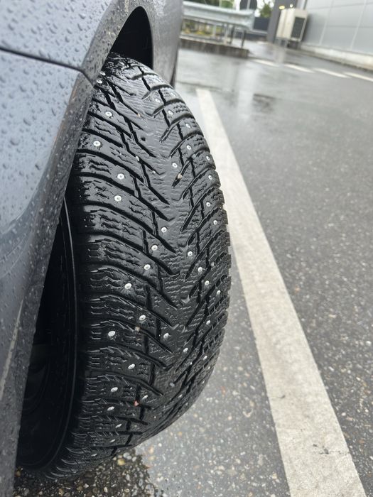 4 anvelope iarnă Nokian Hakkapeliitta 8 215/55R17 cu ținte - 6mm