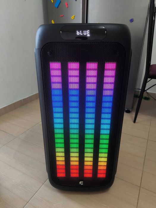 Boxă portabilă cu sunet puternic și lumini de petrecere!