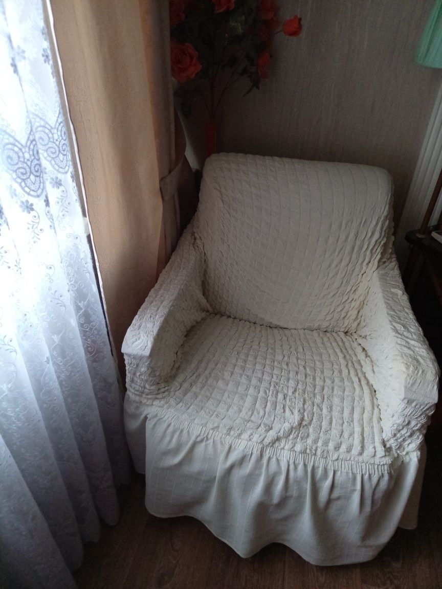 Диван раскладной , два кресла и журнальный столик производство Румыния