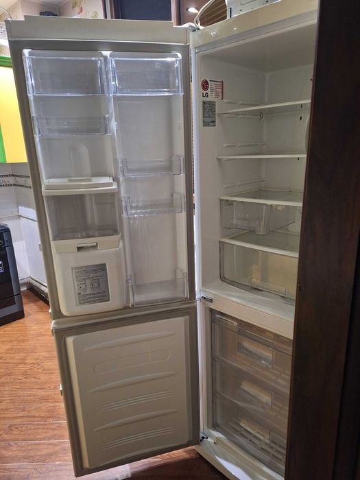 Продаётся холодильник LG, с диспенсером для напитков