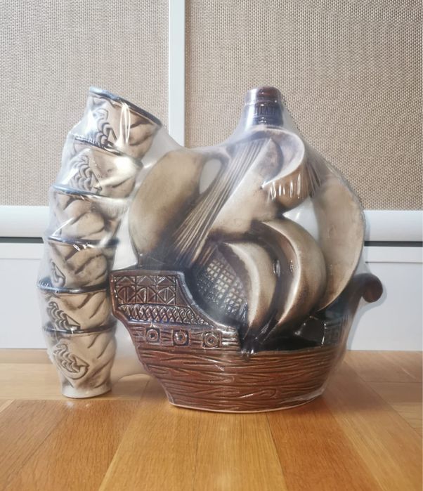 Керамичен чисто нов сервиз вино ракия шише форма Кораб с платна 6 чаши