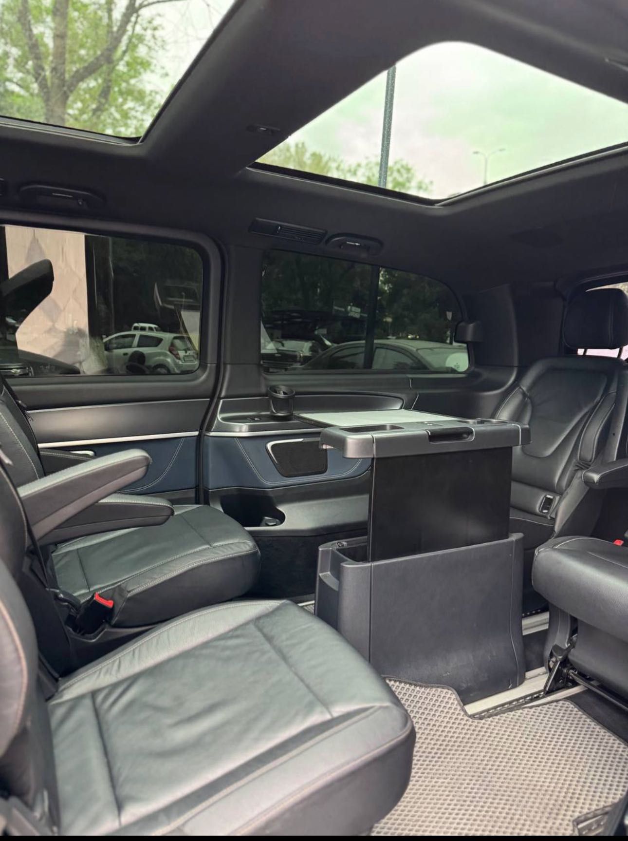 Mercedes V-class electro. 2021 EQV 300. Vito / Viano / miniven