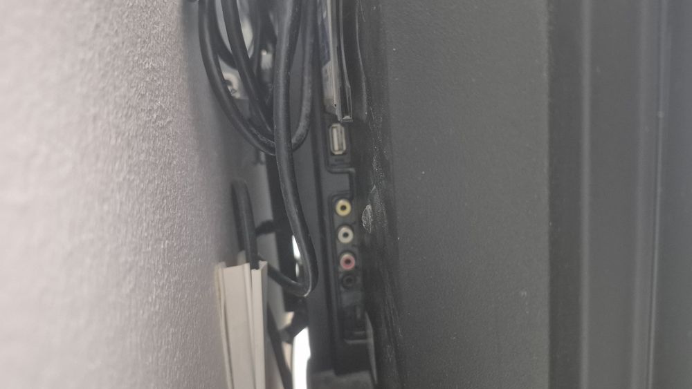 Vând TV 80 cm telefunken+suport perete.