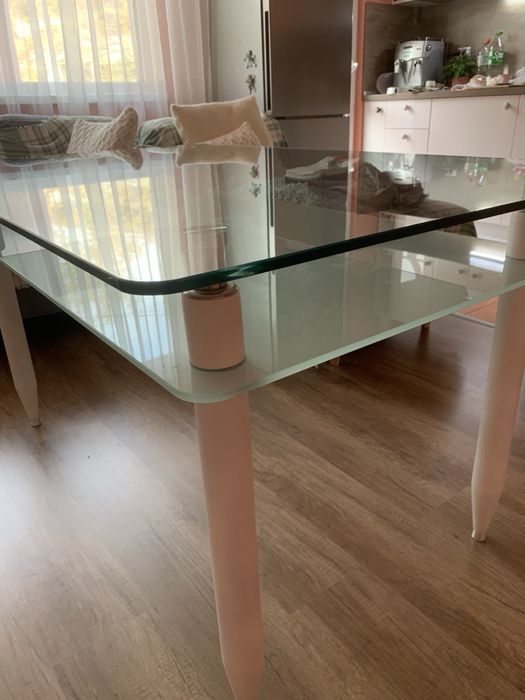 Трапезарна стъклена маса
