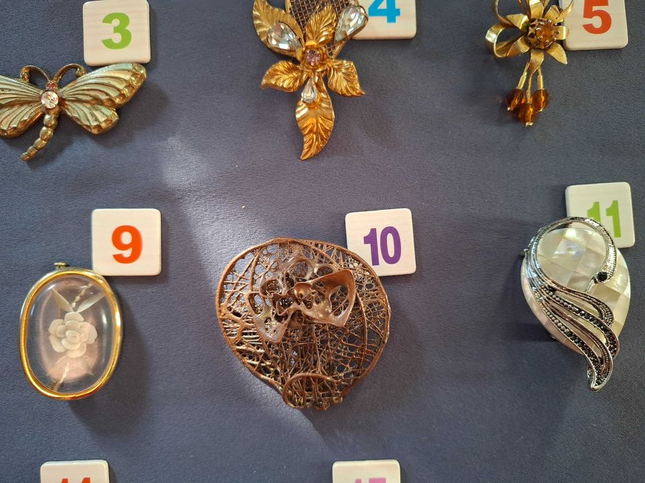 Колекция старинни брошки