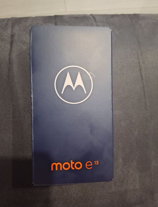 Vand telefon Motorola moto e13 nou.