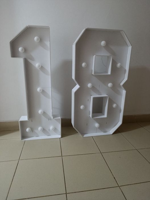 Vând cifre luminoase, 1 unu și 8 opt sau se închiriază