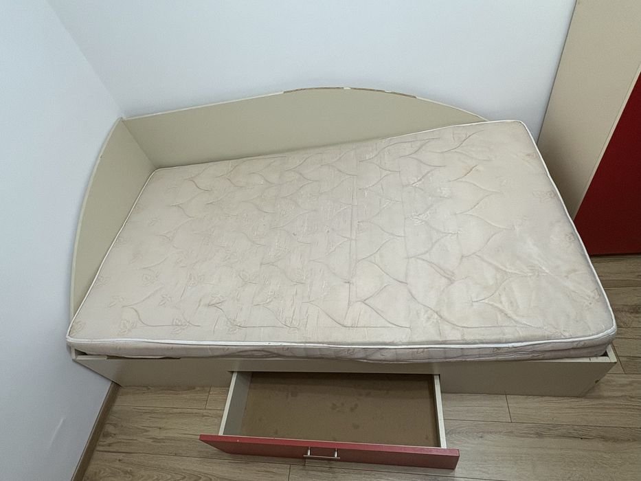 Set de mobilier format din pat single și birou cu etajeră