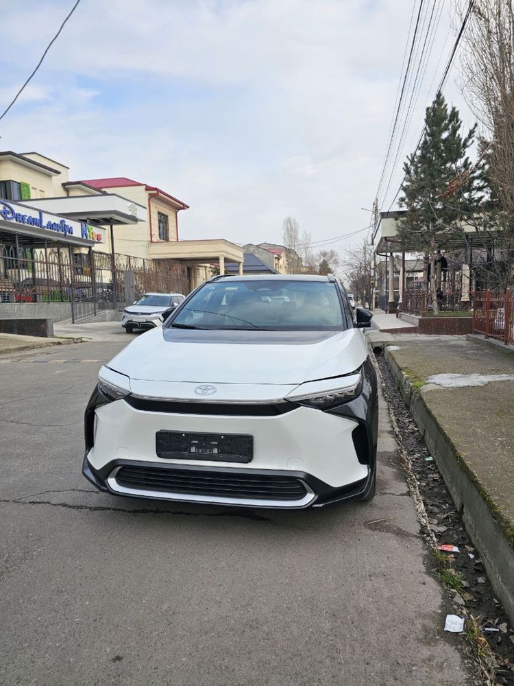 Toyota bz4x компактный кроссовер full комплект