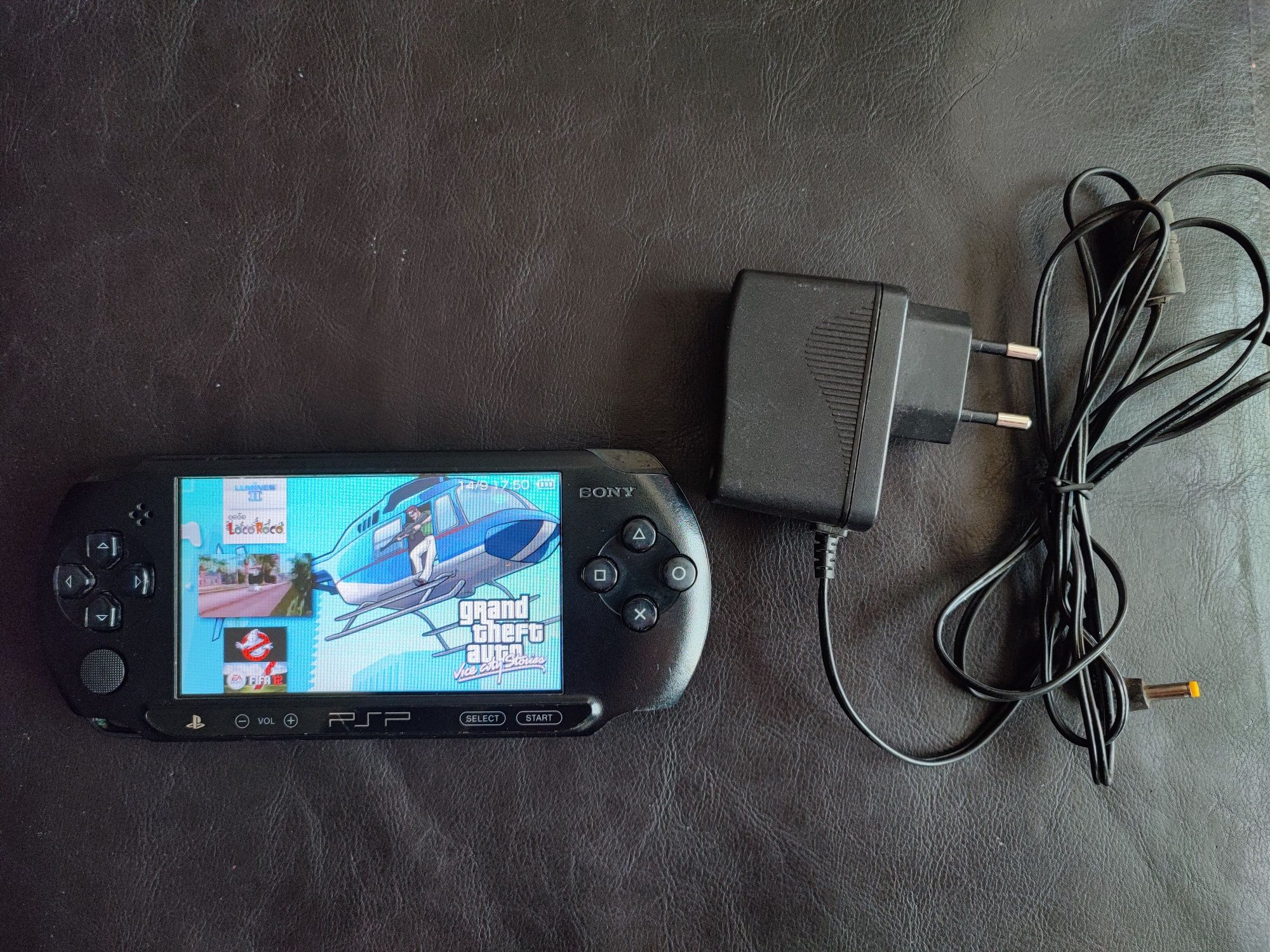 Sony PSP Street + 32 GB памет + 40 игри + зарядно