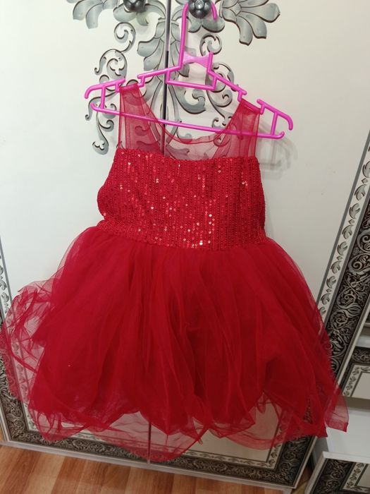 Пышное платье 2-3лет смотря какой ребёнок в отличном состояние продам