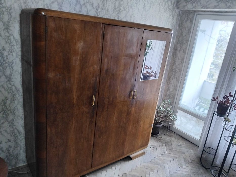 Ретро трикрилен гардероб - масивен