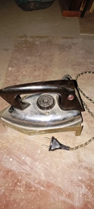 Продается утюг.