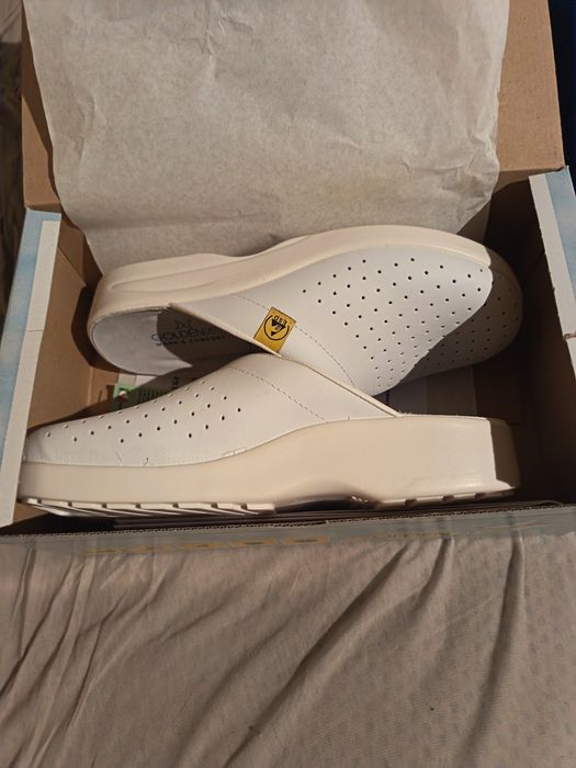 Чехли за работа от естествена кожа