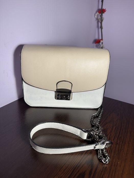 Бяла чанта.