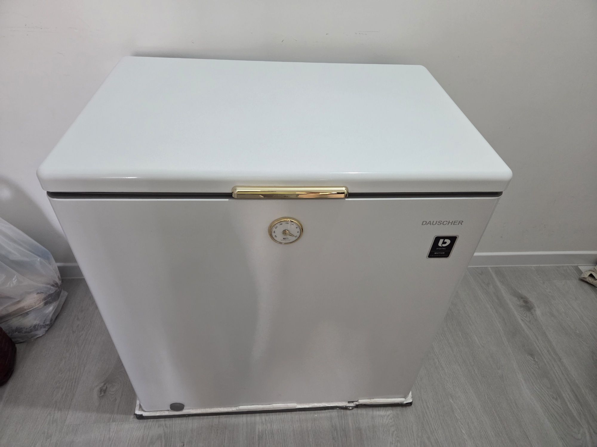 ПРОДАМ Морозильник DAUSCHER DCF-210RETRO-W 210 л белый