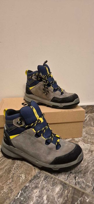 Детски затворени обувки