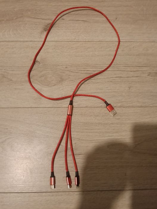 3 cabluri pentru încărcare telefon mobil . La 23 lei bucata.