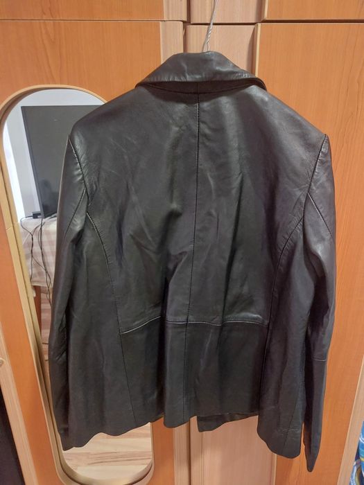 Geaca de piele neagra