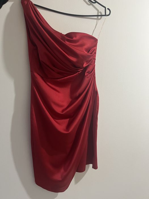 vand rochie roșie evenimente