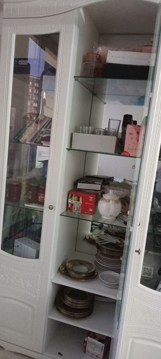 Сервант  для посуды можно в зал или на кухню