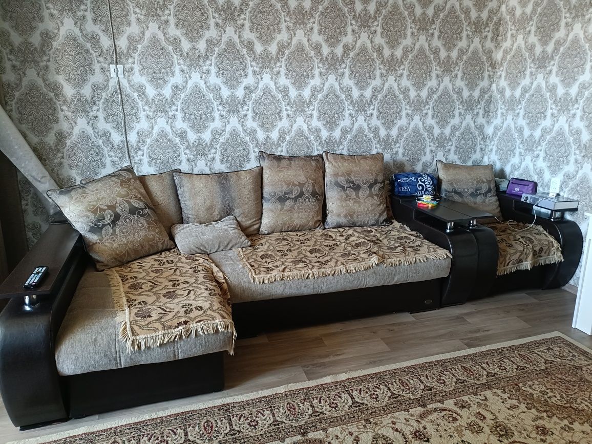 Продам угловой диван с креслом