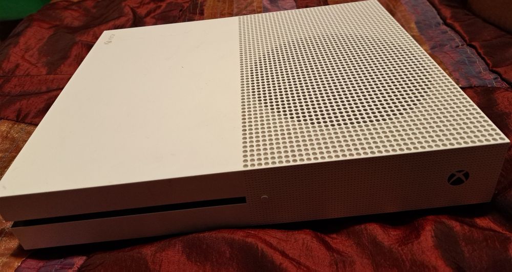 Xbox ONE S 1 TB cu 2 controllere si 2 CD