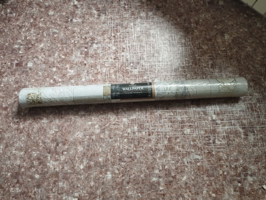 Рулон виниловых обоев.
