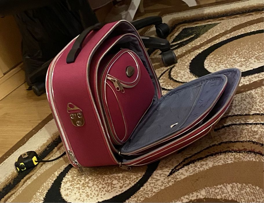 Trei genti de voiaj de marime mica