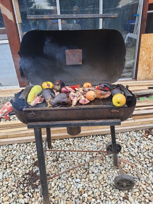 Grătar afumătoare pe lemn