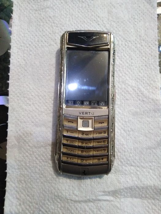 Телефон Vertu ferrari