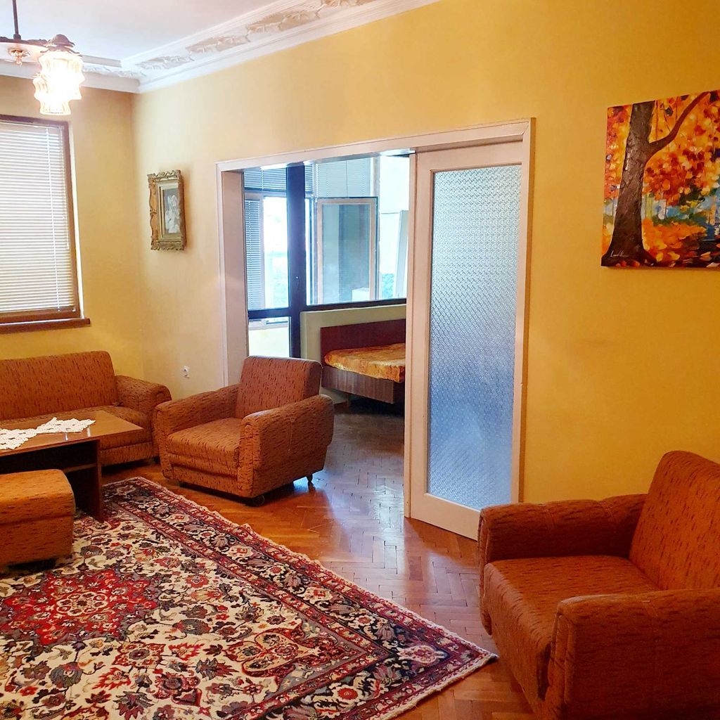Продава се Многостаен апартамент в Шумен, Център - 150 кв.м за 3 €/кв.м - Снимка #1