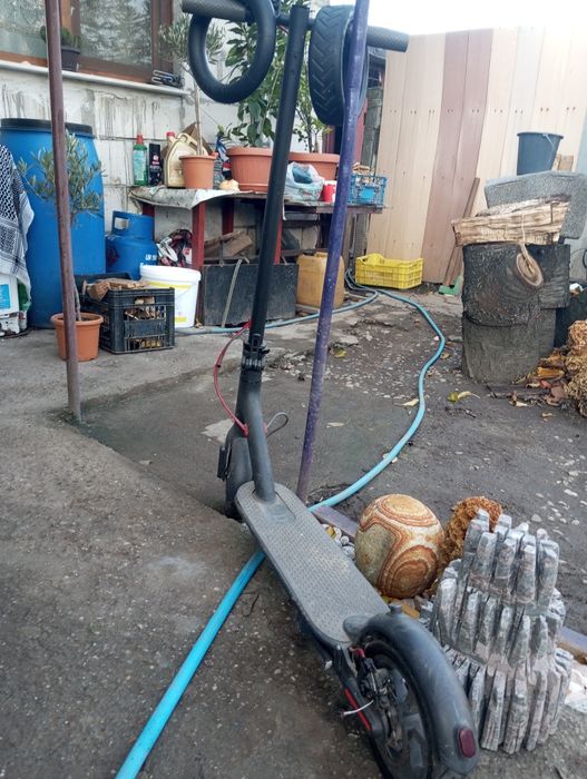 Vând trotineta Xiaomi baterie defectă.