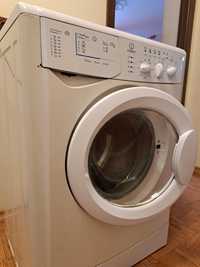 Mașină de spălat Indesit WIL85